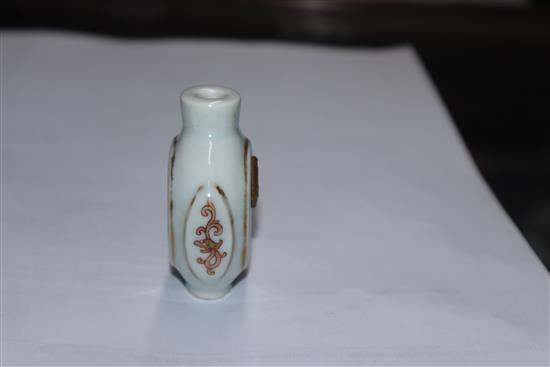 A Chinese famille rose snuff bottle H.6cm